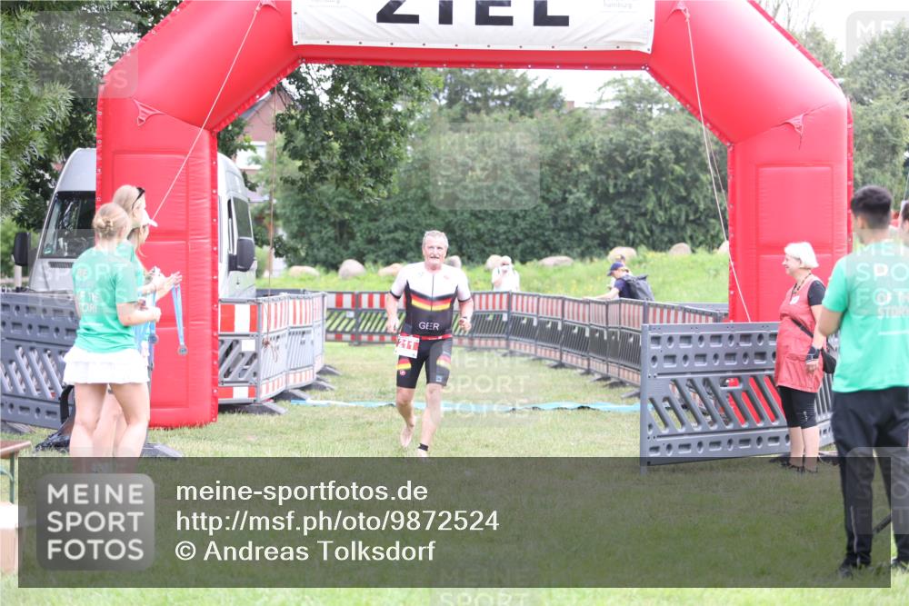 21.06.2026 - 29. Vierlanden-Triathlon Andreas Tolksdorf http://msf.ph/oto/9872524 21.06.2026 10:59:49 Ziel 211, 211 meine-sportfotos.de