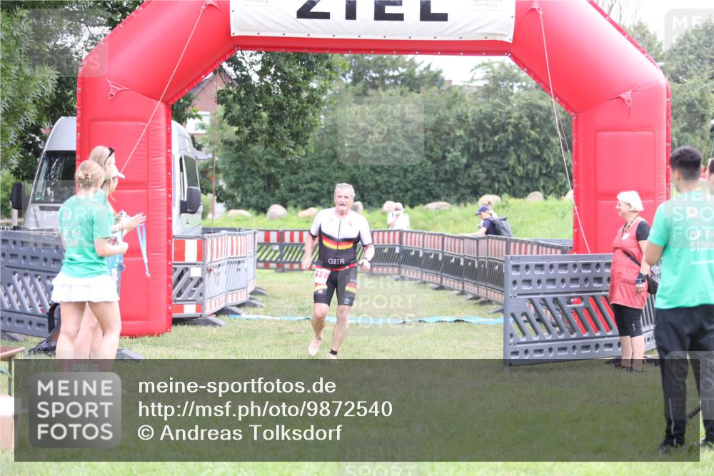 21.06.2026 - 29. Vierlanden-Triathlon Andreas Tolksdorf http://msf.ph/oto/9872540 21.06.2026 10:59:49 Ziel 211, 211 meine-sportfotos.de
