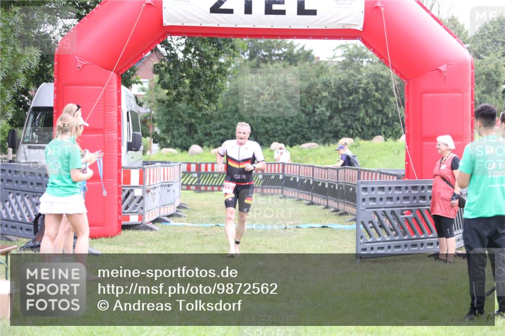 21.06.2026 - 29. Vierlanden-Triathlon Andreas Tolksdorf http://msf.ph/oto/9872562 21.06.2026 10:59:49 Ziel 211, 211 meine-sportfotos.de