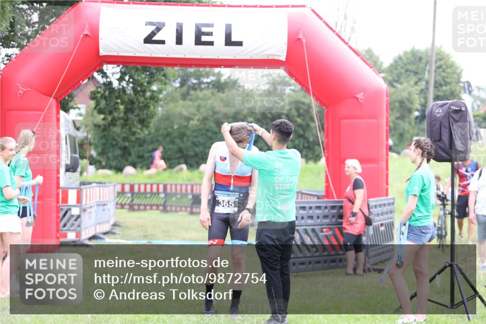21.06.2026 - 29. Vierlanden-Triathlon Andreas Tolksdorf http://msf.ph/oto/9872754 21.06.2026 11:00:16 Ziel 365, 365 meine-sportfotos.de