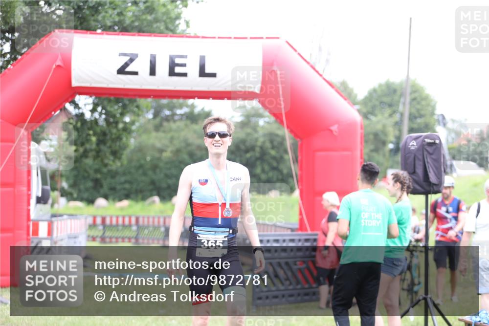 21.06.2026 - 29. Vierlanden-Triathlon Andreas Tolksdorf http://msf.ph/oto/9872781 21.06.2026 11:00:19 Ziel  meine-sportfotos.de