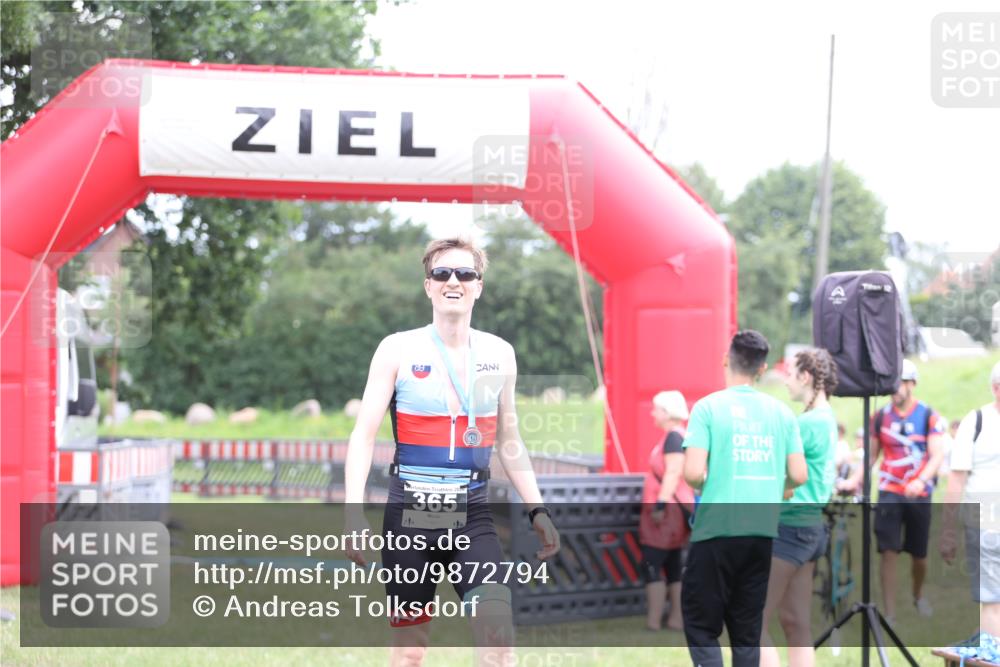21.06.2026 - 29. Vierlanden-Triathlon Andreas Tolksdorf http://msf.ph/oto/9872794 21.06.2026 11:00:19 Ziel  meine-sportfotos.de