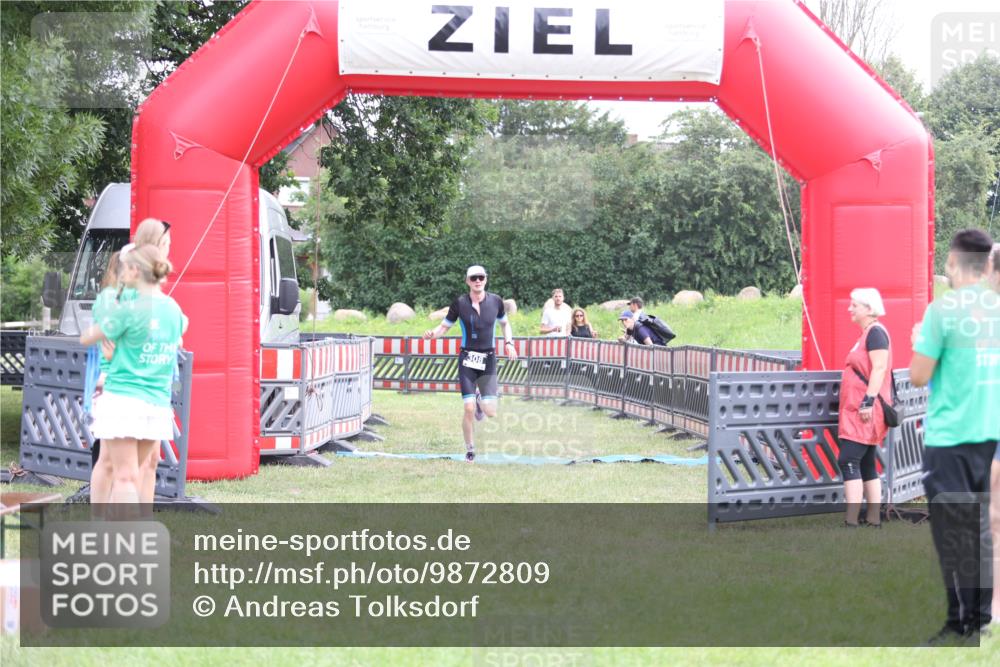 21.06.2026 - 29. Vierlanden-Triathlon Andreas Tolksdorf http://msf.ph/oto/9872809 21.06.2026 11:00:40 Ziel 308, 308 meine-sportfotos.de