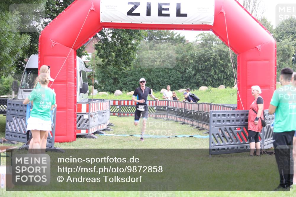 21.06.2026 - 29. Vierlanden-Triathlon Andreas Tolksdorf http://msf.ph/oto/9872858 21.06.2026 11:00:40 Ziel 308, 308 meine-sportfotos.de