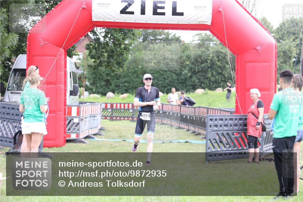 21.06.2026 - 29. Vierlanden-Triathlon Andreas Tolksdorf http://msf.ph/oto/9872935 21.06.2026 11:00:41 Ziel 308, 308 meine-sportfotos.de