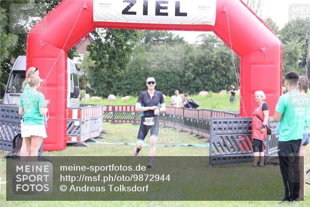 21.06.2026 - 29. Vierlanden-Triathlon Andreas Tolksdorf http://msf.ph/oto/9872944 21.06.2026 11:00:41 Ziel 308, 308 meine-sportfotos.de