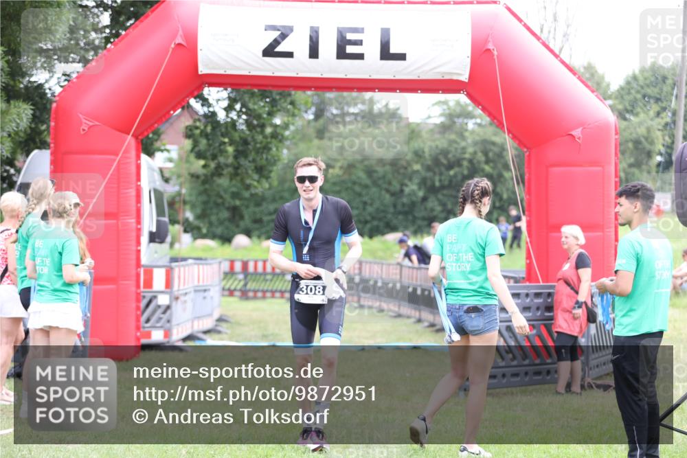 21.06.2026 - 29. Vierlanden-Triathlon Andreas Tolksdorf http://msf.ph/oto/9872951 21.06.2026 11:00:45 Ziel 414, 414 meine-sportfotos.de
