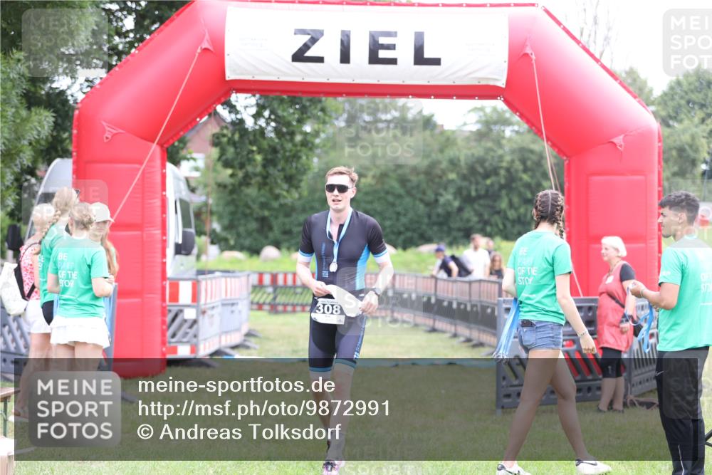 21.06.2026 - 29. Vierlanden-Triathlon Andreas Tolksdorf http://msf.ph/oto/9872991 21.06.2026 11:00:46 Ziel 414, 414 meine-sportfotos.de