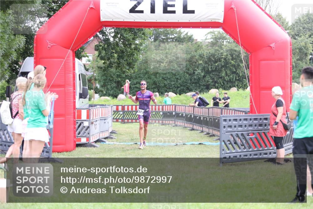 21.06.2026 - 29. Vierlanden-Triathlon Andreas Tolksdorf http://msf.ph/oto/9872997 21.06.2026 11:00:56 Ziel 414, 414 meine-sportfotos.de