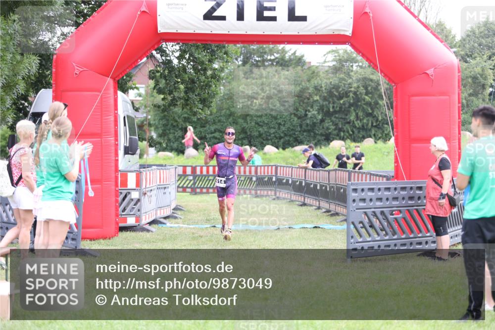 21.06.2026 - 29. Vierlanden-Triathlon Andreas Tolksdorf http://msf.ph/oto/9873049 21.06.2026 11:00:56 Ziel 414, 414 meine-sportfotos.de