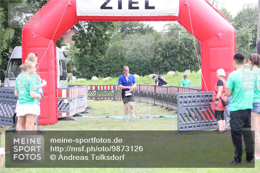 21.06.2026 - 29. Vierlanden-Triathlon Andreas Tolksdorf http://msf.ph/oto/9873126 21.06.2026 11:02:06 Ziel 352, 352 meine-sportfotos.de