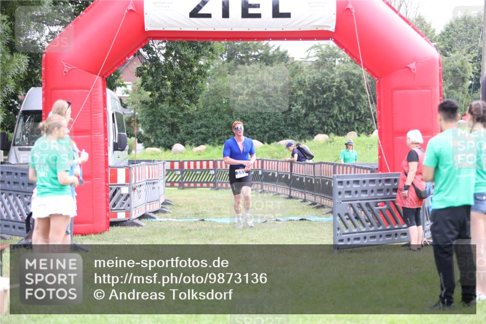 21.06.2026 - 29. Vierlanden-Triathlon Andreas Tolksdorf http://msf.ph/oto/9873136 21.06.2026 11:02:06 Ziel 352, 352 meine-sportfotos.de