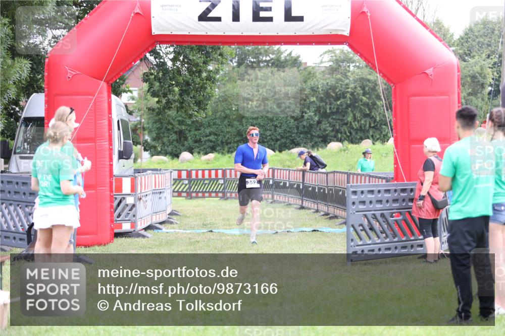 21.06.2026 - 29. Vierlanden-Triathlon Andreas Tolksdorf http://msf.ph/oto/9873166 21.06.2026 11:02:06 Ziel 352, 352 meine-sportfotos.de