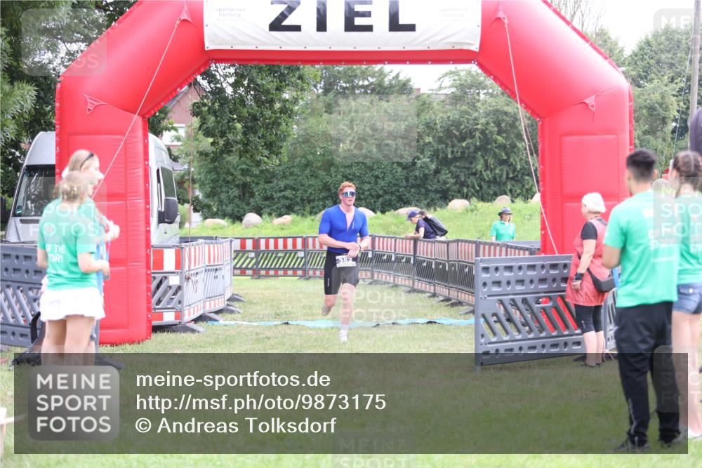 21.06.2026 - 29. Vierlanden-Triathlon Andreas Tolksdorf http://msf.ph/oto/9873175 21.06.2026 11:02:06 Ziel 352, 352 meine-sportfotos.de
