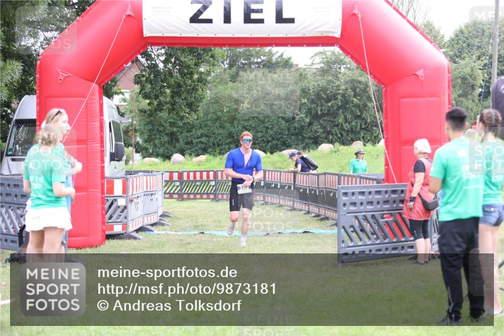 21.06.2026 - 29. Vierlanden-Triathlon Andreas Tolksdorf http://msf.ph/oto/9873181 21.06.2026 11:02:06 Ziel 352, 352 meine-sportfotos.de