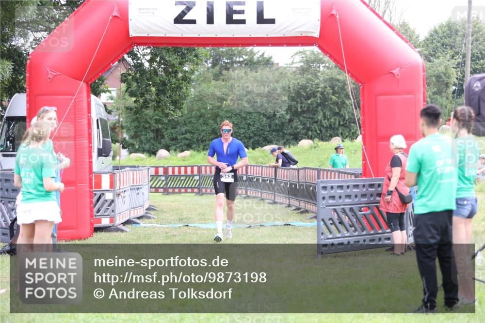 21.06.2026 - 29. Vierlanden-Triathlon Andreas Tolksdorf http://msf.ph/oto/9873198 21.06.2026 11:02:06 Ziel 352, 352 meine-sportfotos.de