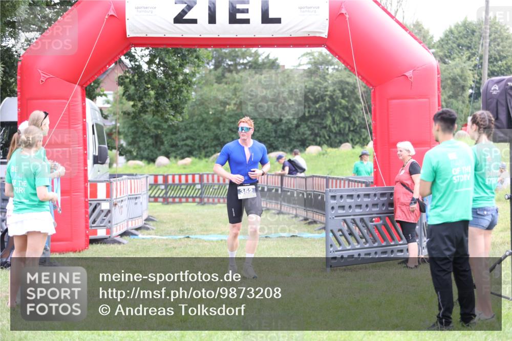 21.06.2026 - 29. Vierlanden-Triathlon Andreas Tolksdorf http://msf.ph/oto/9873208 21.06.2026 11:02:07 Ziel 352, 352 meine-sportfotos.de