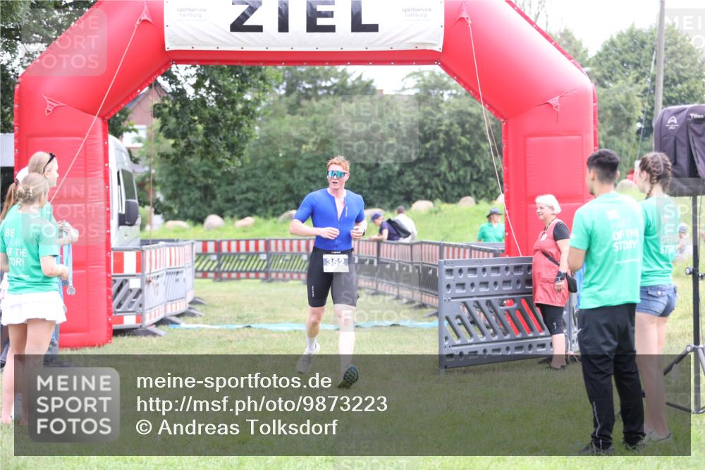 21.06.2026 - 29. Vierlanden-Triathlon Andreas Tolksdorf http://msf.ph/oto/9873223 21.06.2026 11:02:07 Ziel 352, 352 meine-sportfotos.de
