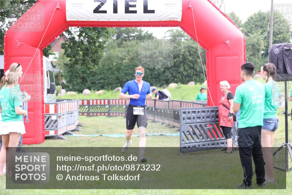 21.06.2026 - 29. Vierlanden-Triathlon Andreas Tolksdorf http://msf.ph/oto/9873232 21.06.2026 11:02:07 Ziel 352, 352 meine-sportfotos.de