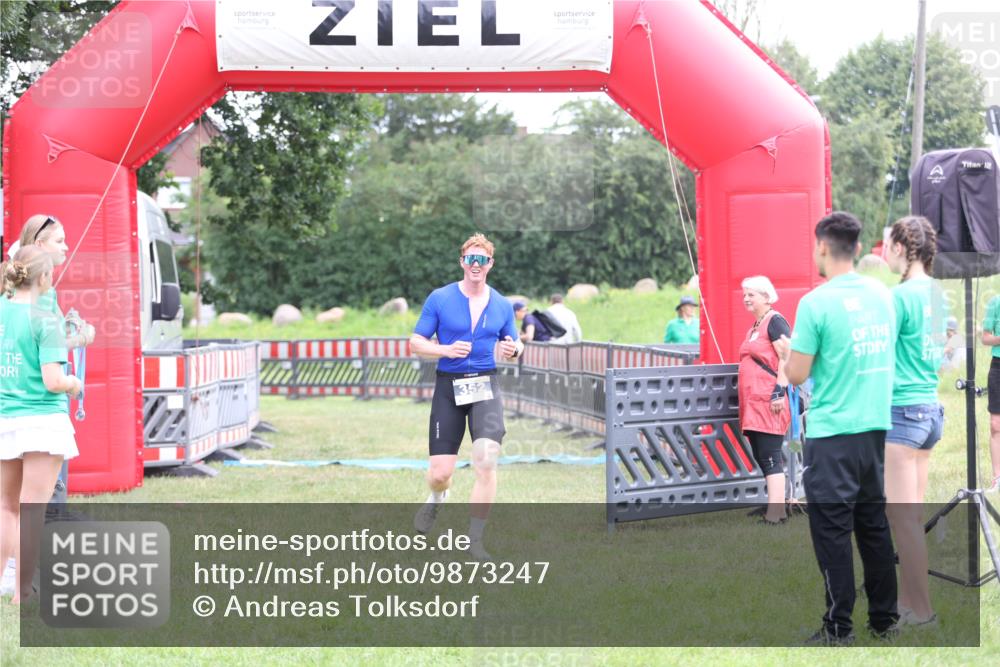 21.06.2026 - 29. Vierlanden-Triathlon Andreas Tolksdorf http://msf.ph/oto/9873247 21.06.2026 11:02:07 Ziel 352, 352 meine-sportfotos.de