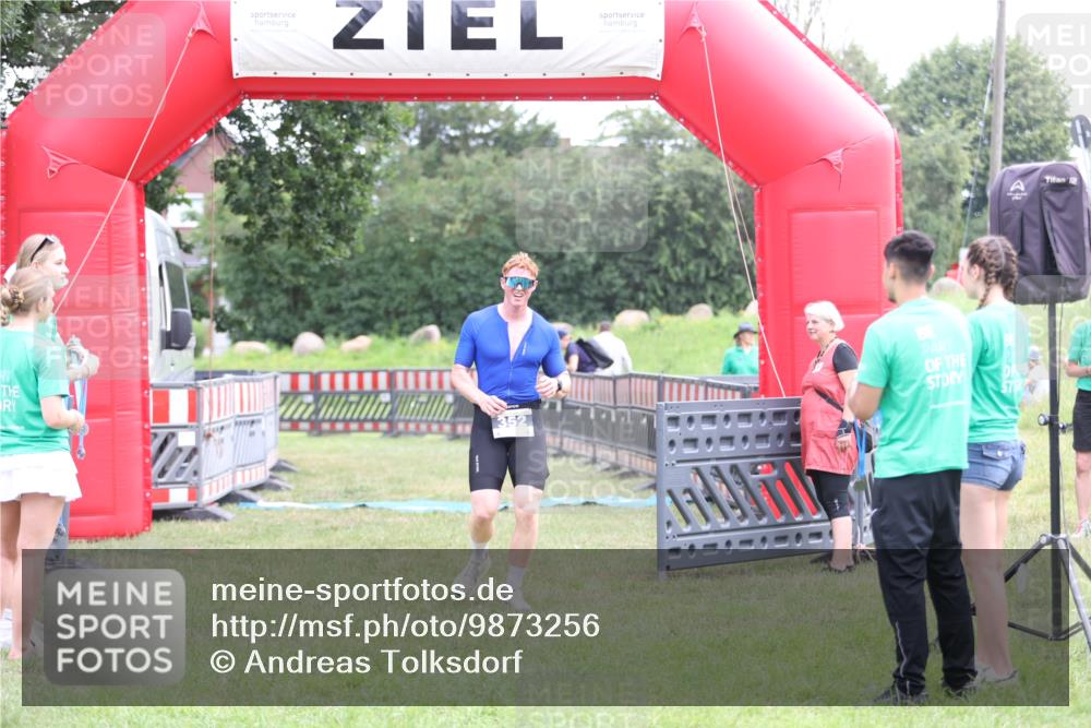 21.06.2026 - 29. Vierlanden-Triathlon Andreas Tolksdorf http://msf.ph/oto/9873256 21.06.2026 11:02:08 Ziel 352, 352 meine-sportfotos.de