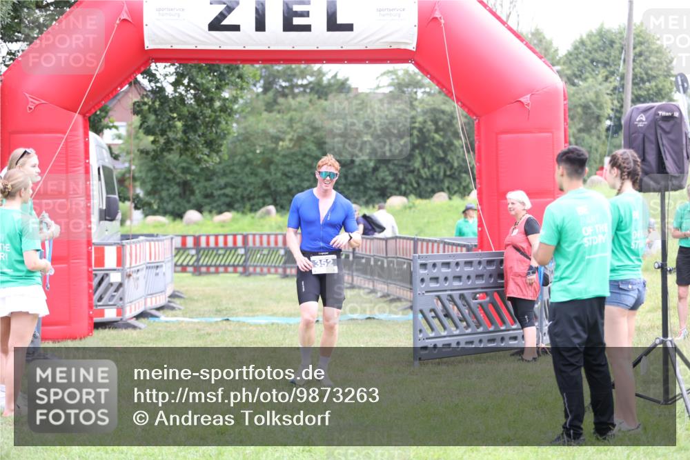 21.06.2026 - 29. Vierlanden-Triathlon Andreas Tolksdorf http://msf.ph/oto/9873263 21.06.2026 11:02:08 Ziel 352, 352 meine-sportfotos.de