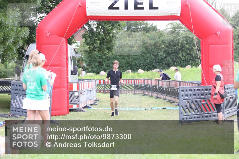 21.06.2026 - 29. Vierlanden-Triathlon Andreas Tolksdorf http://msf.ph/oto/9873300 21.06.2026 11:02:51 Ziel 307, 440, 307, 440 meine-sportfotos.de