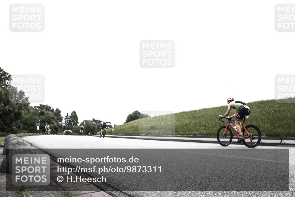 21.06.2026 - 29. Vierlanden-Triathlon H.Heesch http://msf.ph/oto/9873311 21.06.2026 12:29:10 Radfahren 933, 944, 967 meine-sportfotos.de