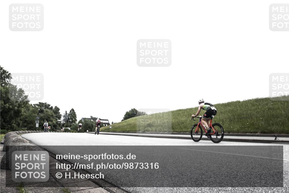 21.06.2026 - 29. Vierlanden-Triathlon H.Heesch http://msf.ph/oto/9873316 21.06.2026 12:29:10 Radfahren 933, 944, 967 meine-sportfotos.de