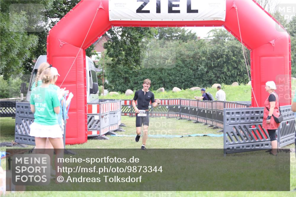 21.06.2026 - 29. Vierlanden-Triathlon Andreas Tolksdorf http://msf.ph/oto/9873344 21.06.2026 11:02:51 Ziel 307, 440, 307, 440 meine-sportfotos.de