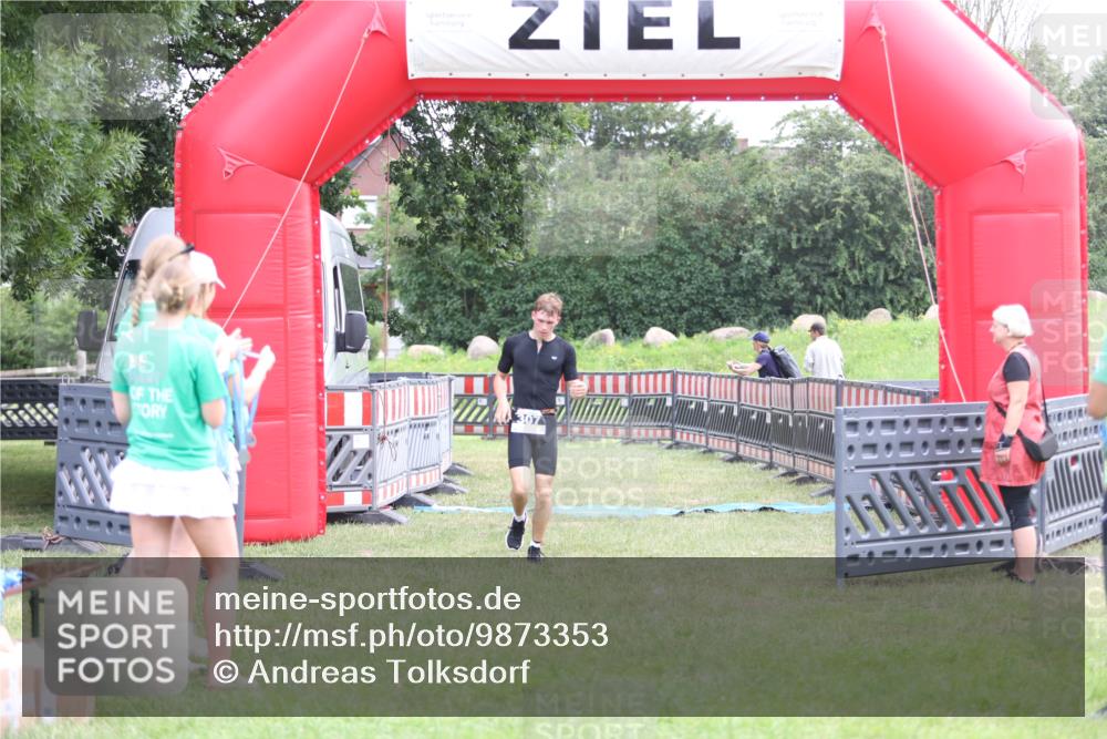 21.06.2026 - 29. Vierlanden-Triathlon Andreas Tolksdorf http://msf.ph/oto/9873353 21.06.2026 11:02:51 Ziel 307, 440, 307, 440 meine-sportfotos.de