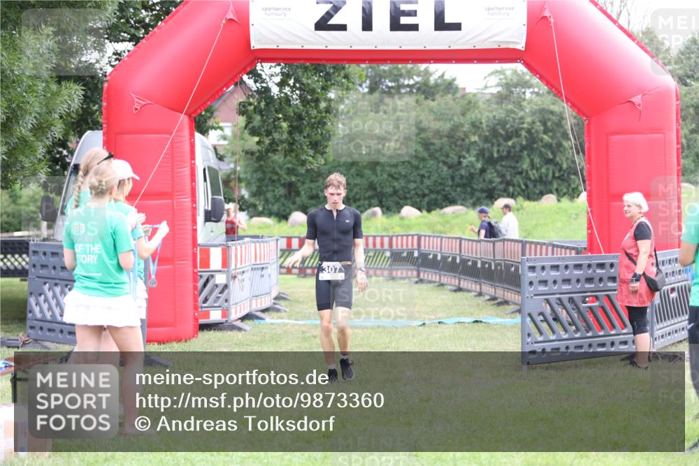 21.06.2026 - 29. Vierlanden-Triathlon Andreas Tolksdorf http://msf.ph/oto/9873360 21.06.2026 11:02:52 Ziel 307, 440, 307, 440 meine-sportfotos.de