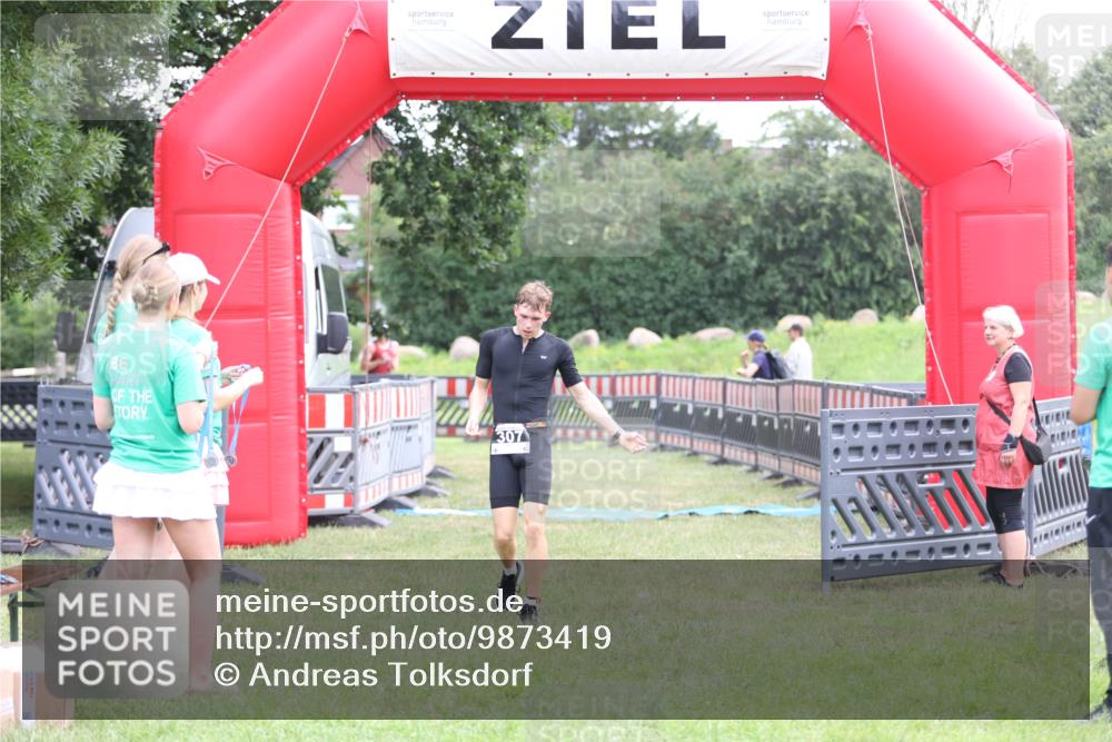 21.06.2026 - 29. Vierlanden-Triathlon Andreas Tolksdorf http://msf.ph/oto/9873419 21.06.2026 11:02:52 Ziel 307, 440, 307, 440 meine-sportfotos.de