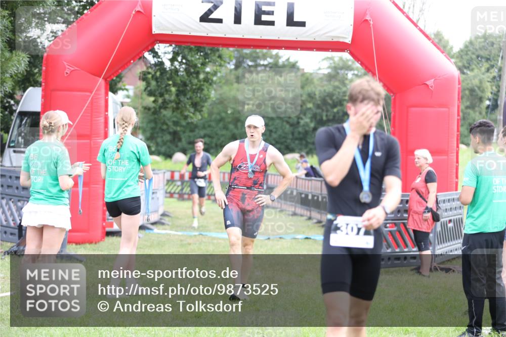 21.06.2026 - 29. Vierlanden-Triathlon Andreas Tolksdorf http://msf.ph/oto/9873525 21.06.2026 11:03:02 Ziel 312, 332, 312, 332 meine-sportfotos.de
