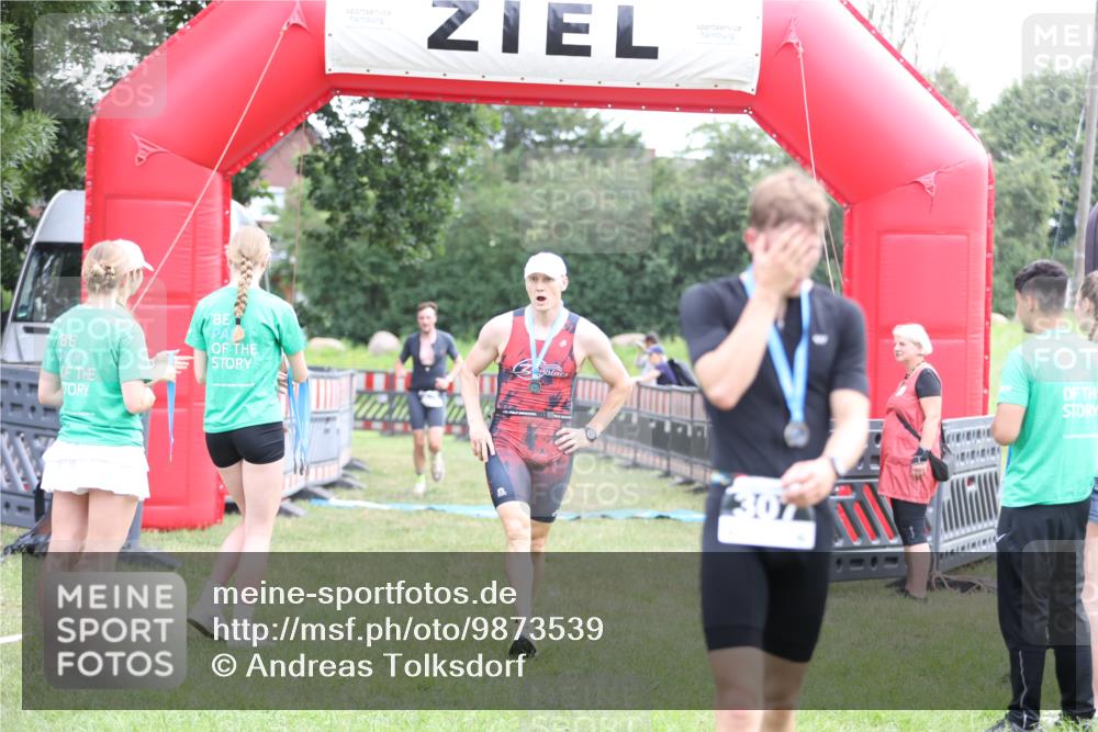21.06.2026 - 29. Vierlanden-Triathlon Andreas Tolksdorf http://msf.ph/oto/9873539 21.06.2026 11:03:03 Ziel 312, 332, 312, 332 meine-sportfotos.de