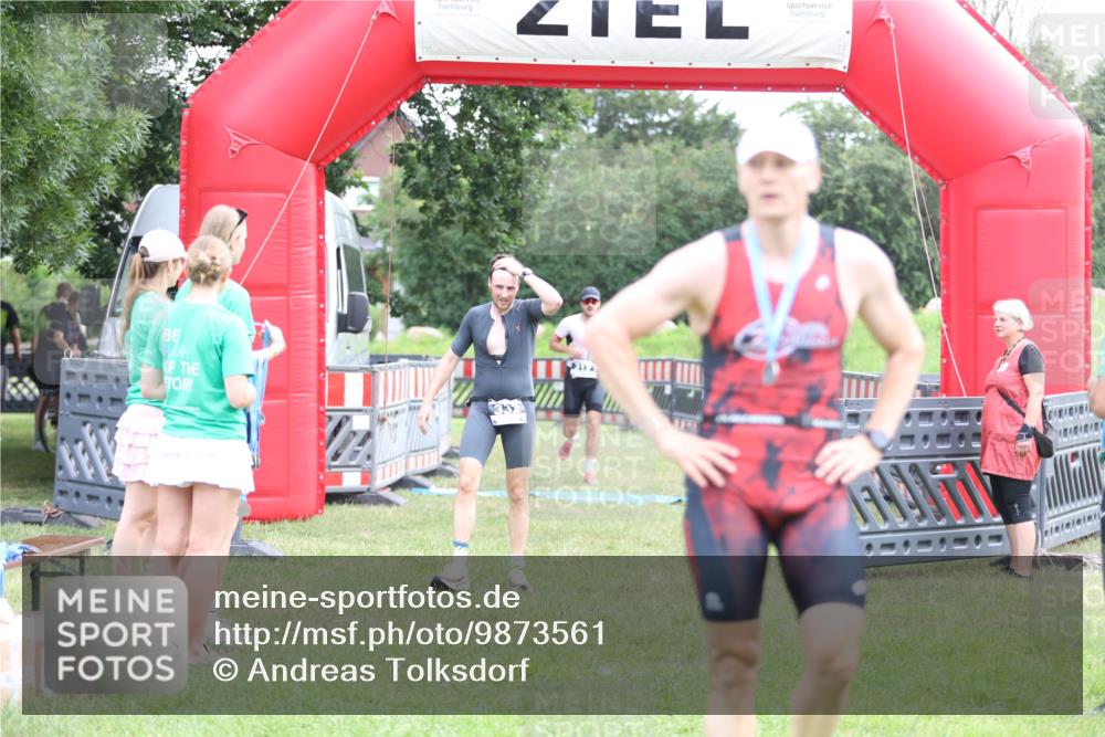 21.06.2026 - 29. Vierlanden-Triathlon Andreas Tolksdorf http://msf.ph/oto/9873561 21.06.2026 11:03:08 Ziel 312, 332, 312, 332 meine-sportfotos.de