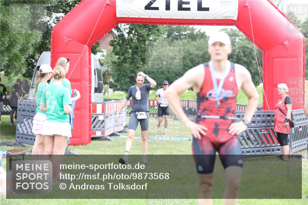 21.06.2026 - 29. Vierlanden-Triathlon Andreas Tolksdorf http://msf.ph/oto/9873568 21.06.2026 11:03:08 Ziel 312, 332, 312, 332 meine-sportfotos.de