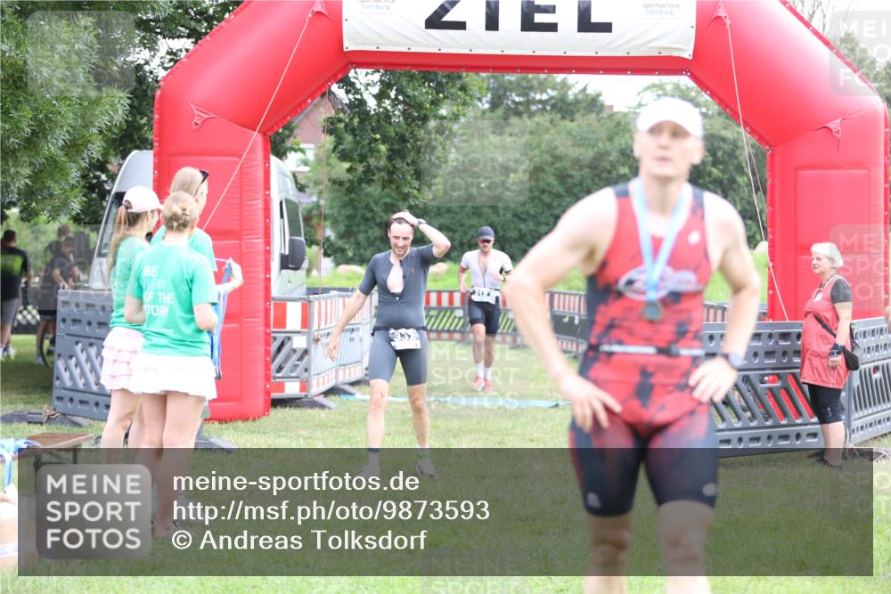 21.06.2026 - 29. Vierlanden-Triathlon Andreas Tolksdorf http://msf.ph/oto/9873593 21.06.2026 11:03:08 Ziel 312, 332, 312, 332 meine-sportfotos.de