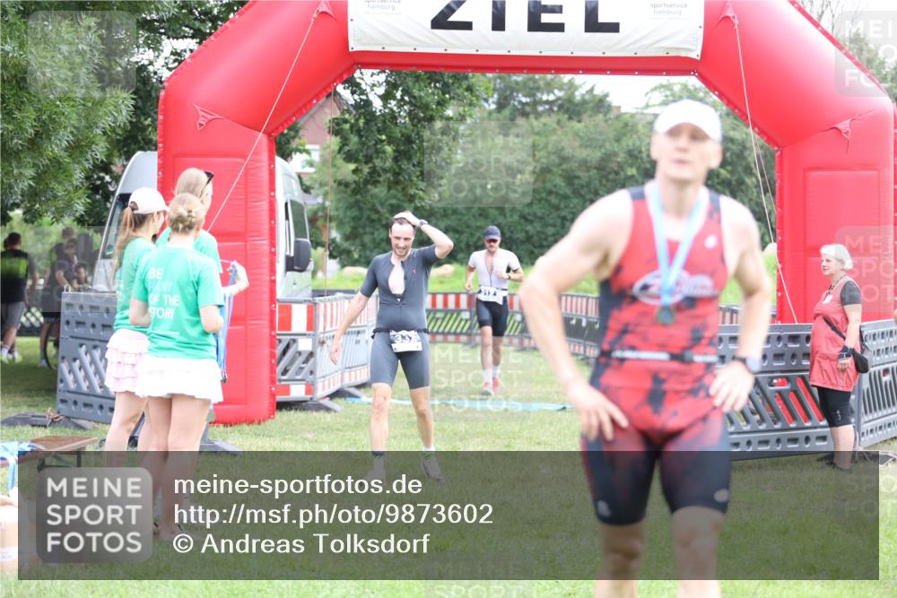 21.06.2026 - 29. Vierlanden-Triathlon Andreas Tolksdorf http://msf.ph/oto/9873602 21.06.2026 11:03:08 Ziel 312, 332, 312, 332 meine-sportfotos.de