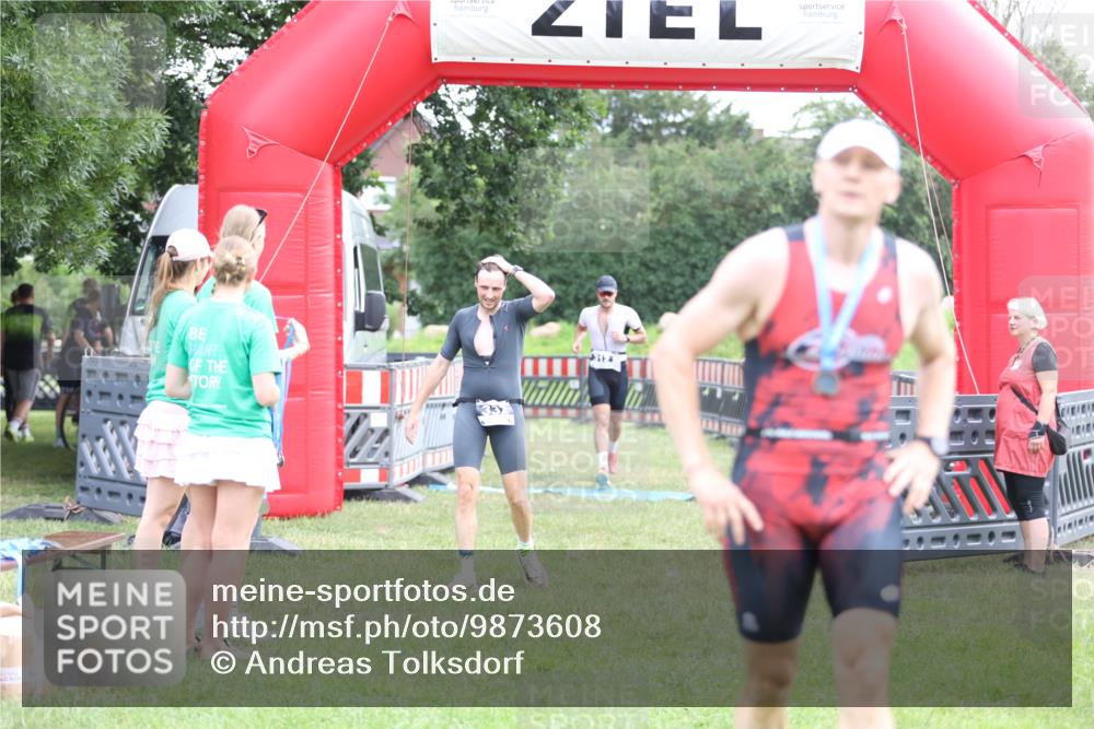 21.06.2026 - 29. Vierlanden-Triathlon Andreas Tolksdorf http://msf.ph/oto/9873608 21.06.2026 11:03:08 Ziel 312, 332, 312, 332 meine-sportfotos.de