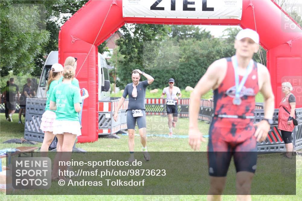 21.06.2026 - 29. Vierlanden-Triathlon Andreas Tolksdorf http://msf.ph/oto/9873623 21.06.2026 11:03:08 Ziel 312, 332, 312, 332 meine-sportfotos.de