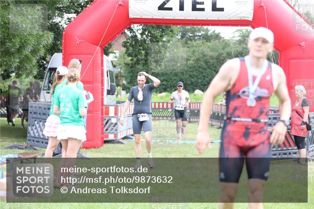 21.06.2026 - 29. Vierlanden-Triathlon Andreas Tolksdorf http://msf.ph/oto/9873632 21.06.2026 11:03:08 Ziel 312, 332, 312, 332 meine-sportfotos.de