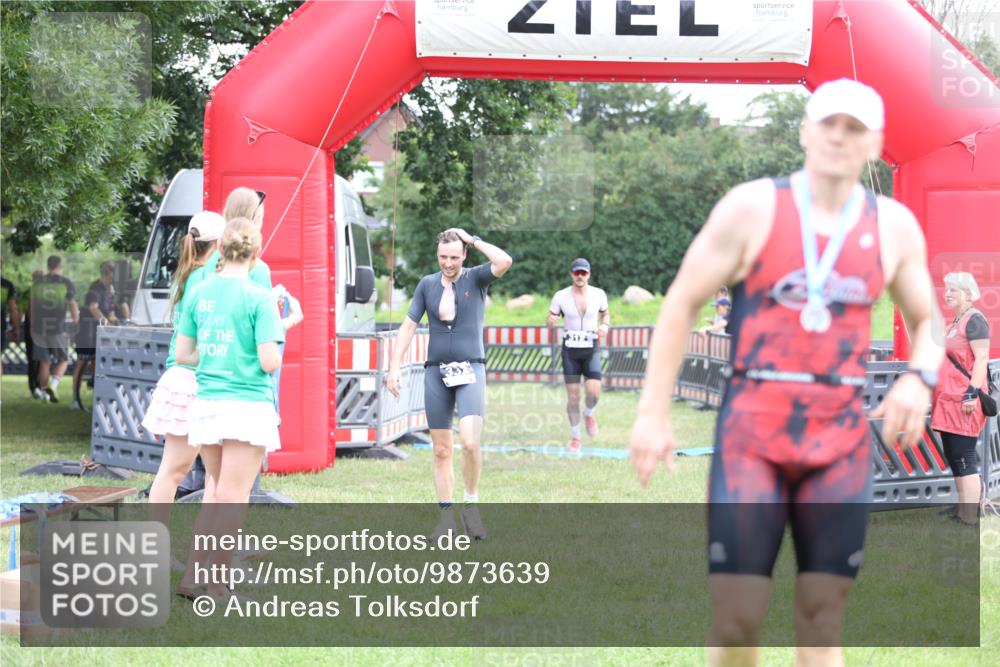 21.06.2026 - 29. Vierlanden-Triathlon Andreas Tolksdorf http://msf.ph/oto/9873639 21.06.2026 11:03:08 Ziel 312, 332, 312, 332 meine-sportfotos.de