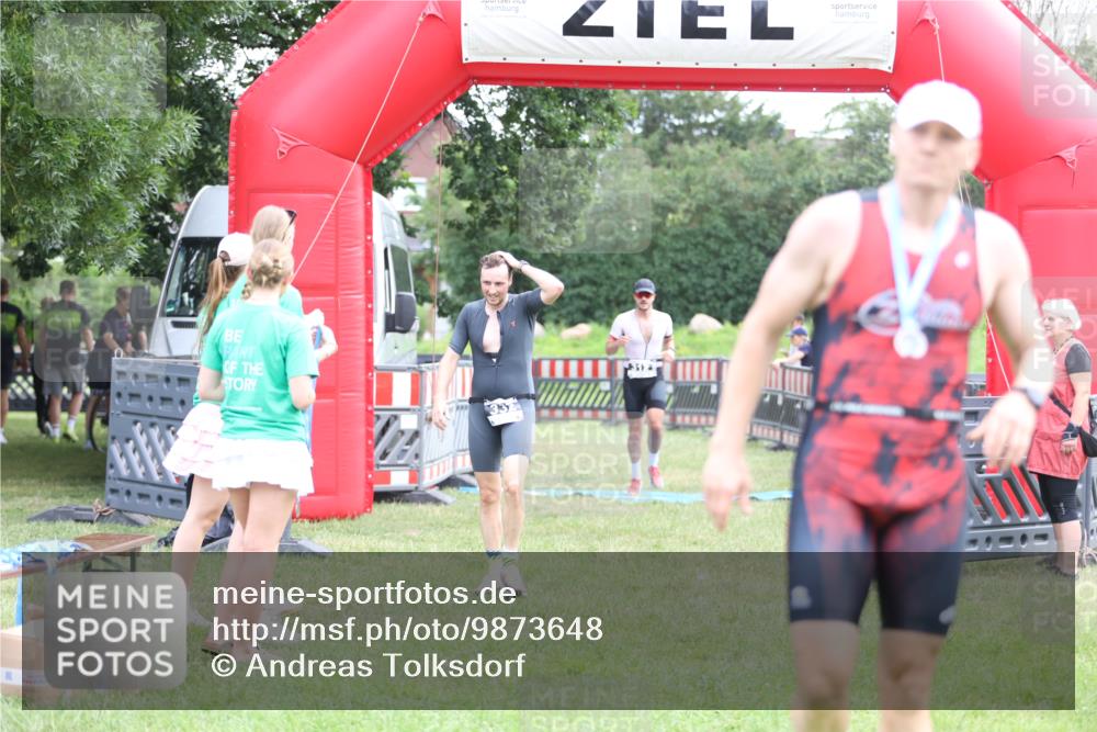 21.06.2026 - 29. Vierlanden-Triathlon Andreas Tolksdorf http://msf.ph/oto/9873648 21.06.2026 11:03:09 Ziel 312, 332, 312, 332 meine-sportfotos.de