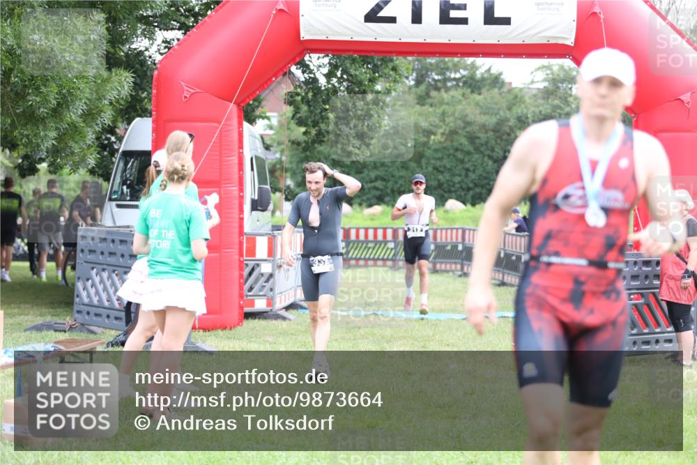 21.06.2026 - 29. Vierlanden-Triathlon Andreas Tolksdorf http://msf.ph/oto/9873664 21.06.2026 11:03:09 Ziel 312, 332, 312, 332 meine-sportfotos.de