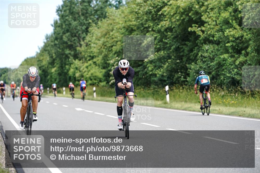 21.06.2026 - Viking Triathlon Michael Burmester http://msf.ph/oto/9873668 21.06.2026 12:50:42 Radfahren 26, 190, 211, 261, 326, 387, 463, 556 meine-sportfotos.de