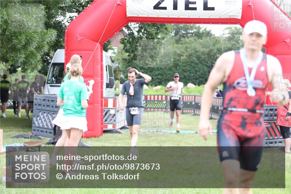 21.06.2026 - 29. Vierlanden-Triathlon Andreas Tolksdorf http://msf.ph/oto/9873673 21.06.2026 11:03:09 Ziel 312, 332, 312, 332 meine-sportfotos.de