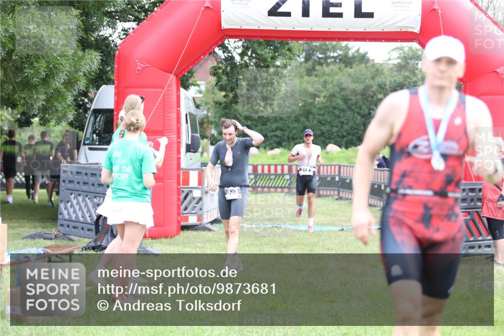 21.06.2026 - 29. Vierlanden-Triathlon Andreas Tolksdorf http://msf.ph/oto/9873681 21.06.2026 11:03:09 Ziel 312, 332, 312, 332 meine-sportfotos.de