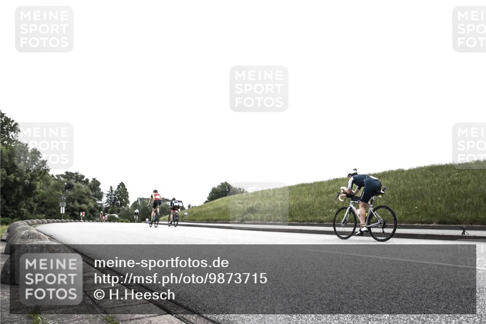 21.06.2026 - 29. Vierlanden-Triathlon H.Heesch http://msf.ph/oto/9873715 21.06.2026 12:32:20 Radfahren 900, 980 meine-sportfotos.de