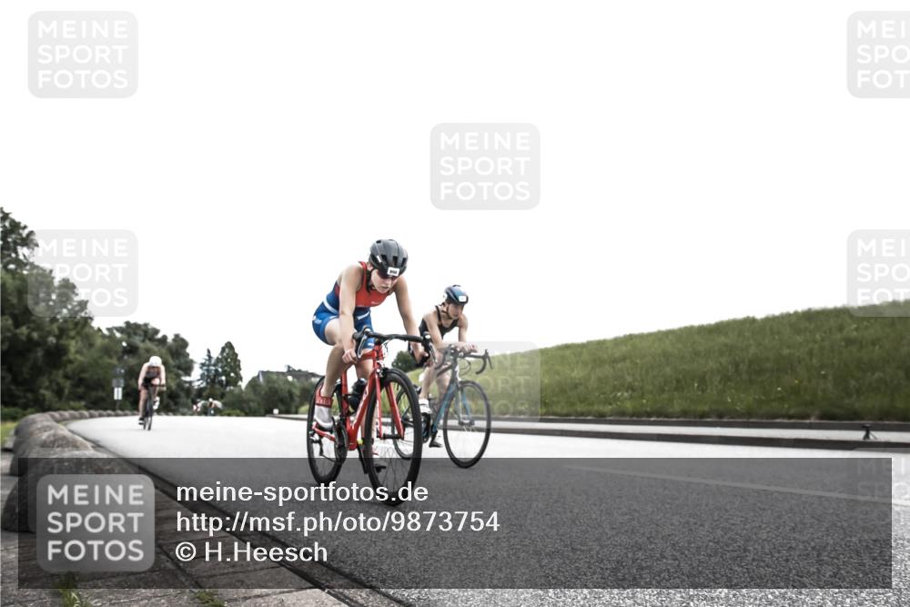21.06.2026 - 29. Vierlanden-Triathlon H.Heesch http://msf.ph/oto/9873754 21.06.2026 12:33:30 Radfahren 1000, 1003, 1017 meine-sportfotos.de